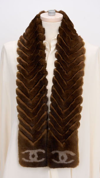 CHANEL ロゴ入りブラウンマフラー Chanel New Brown Chinchilla Orylag Scarf - Vintage Lux