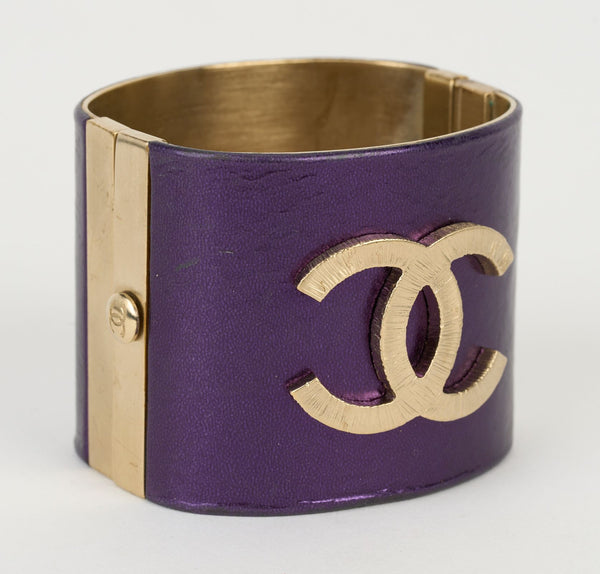 CHANEL ダークパープル レザー ヘアバンド Chanel Purple Leather CC Cuff Bracelet - Vintage Lux