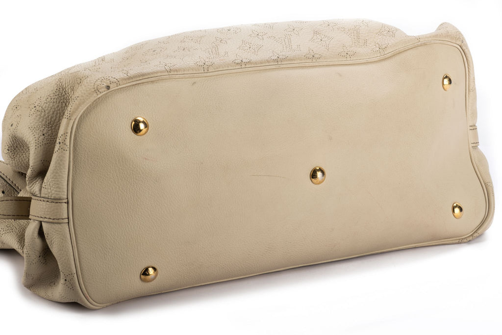 Vuitton Xlg Cream Mahina Shoulder Bag