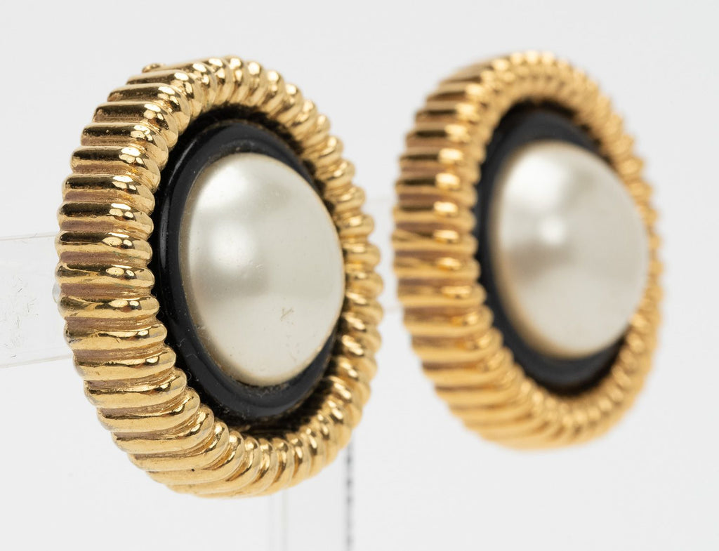 Chanel 70s Vintage Pearl Clip Earrings