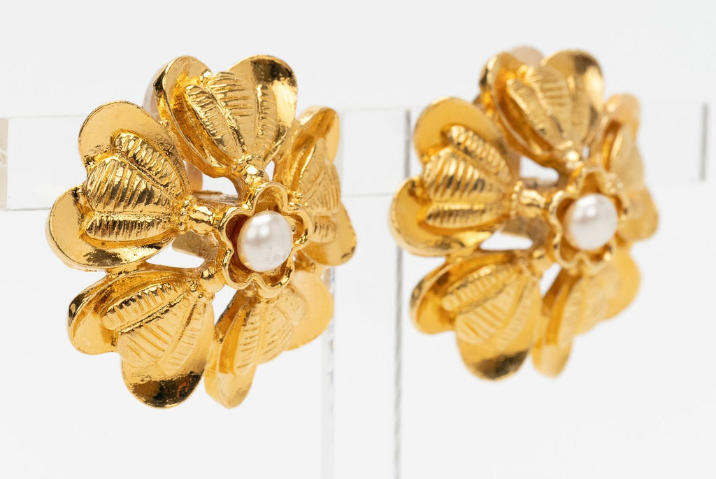Chanel 70s Vintage Flower Pearl Clip Ons