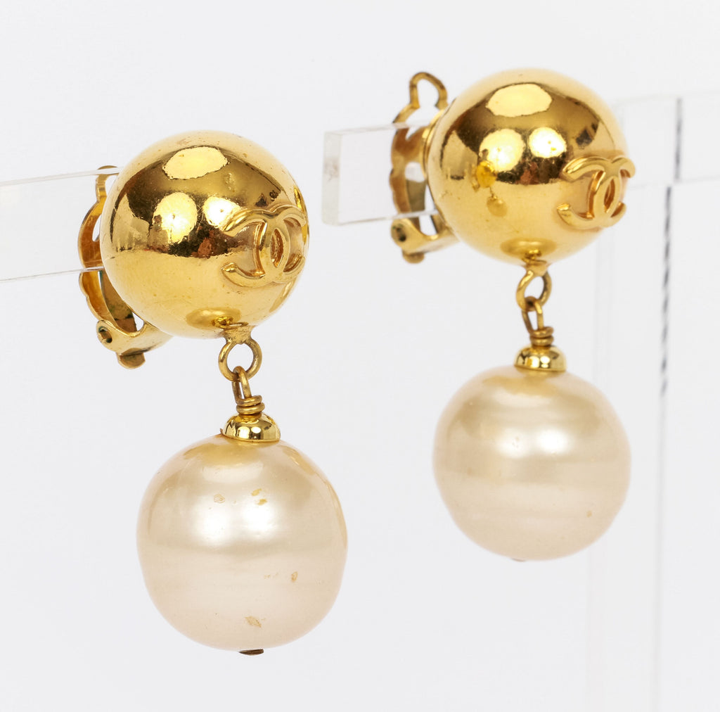 Chanel 80s ear clips gold sphere w/pearl