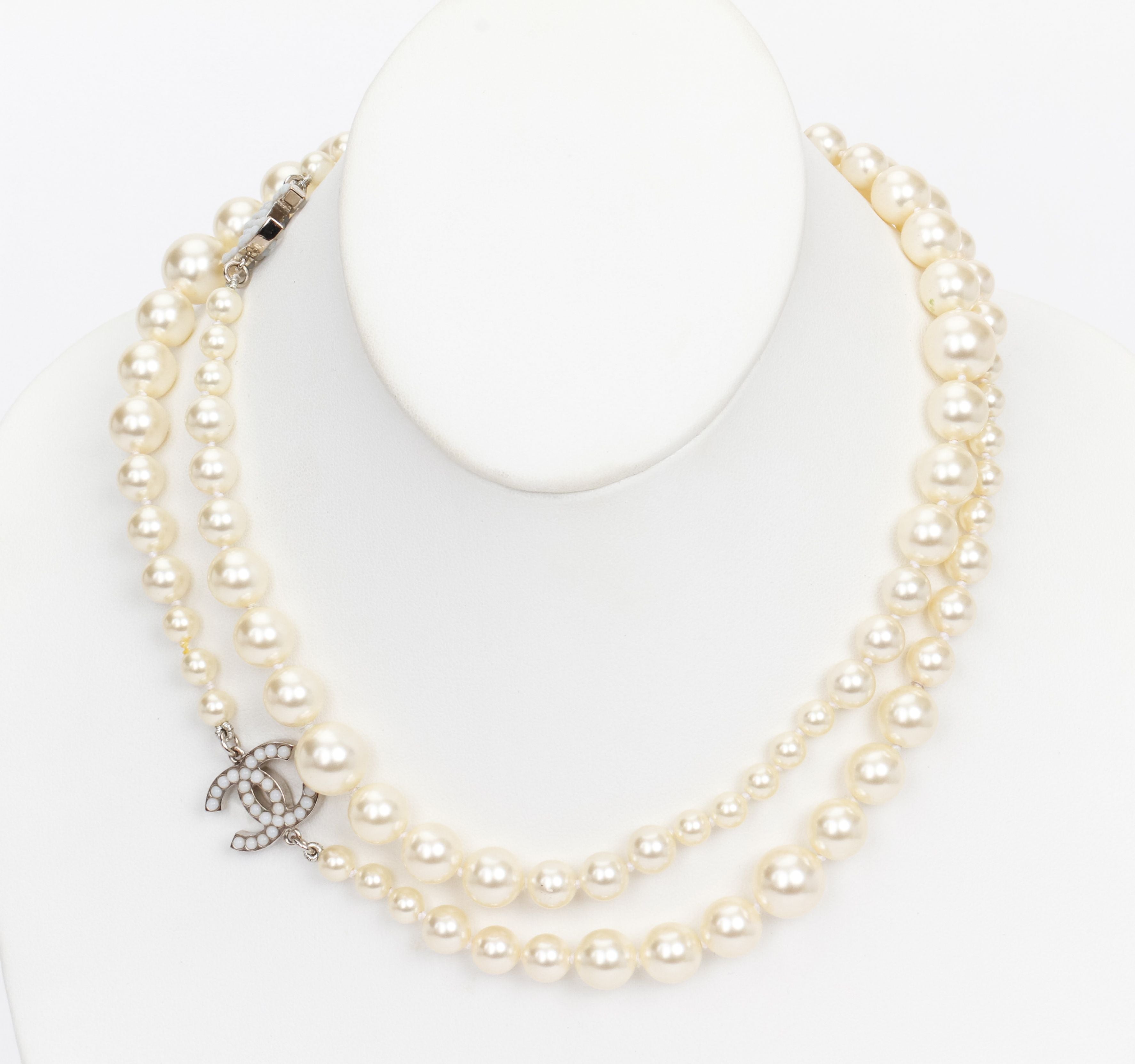 Chanel Vintage Pearl Necklace with Crystal CC Logo at 1stDibs  chanel  pearl necklace vintage, chanel vintage necklace, chanel logo necklace