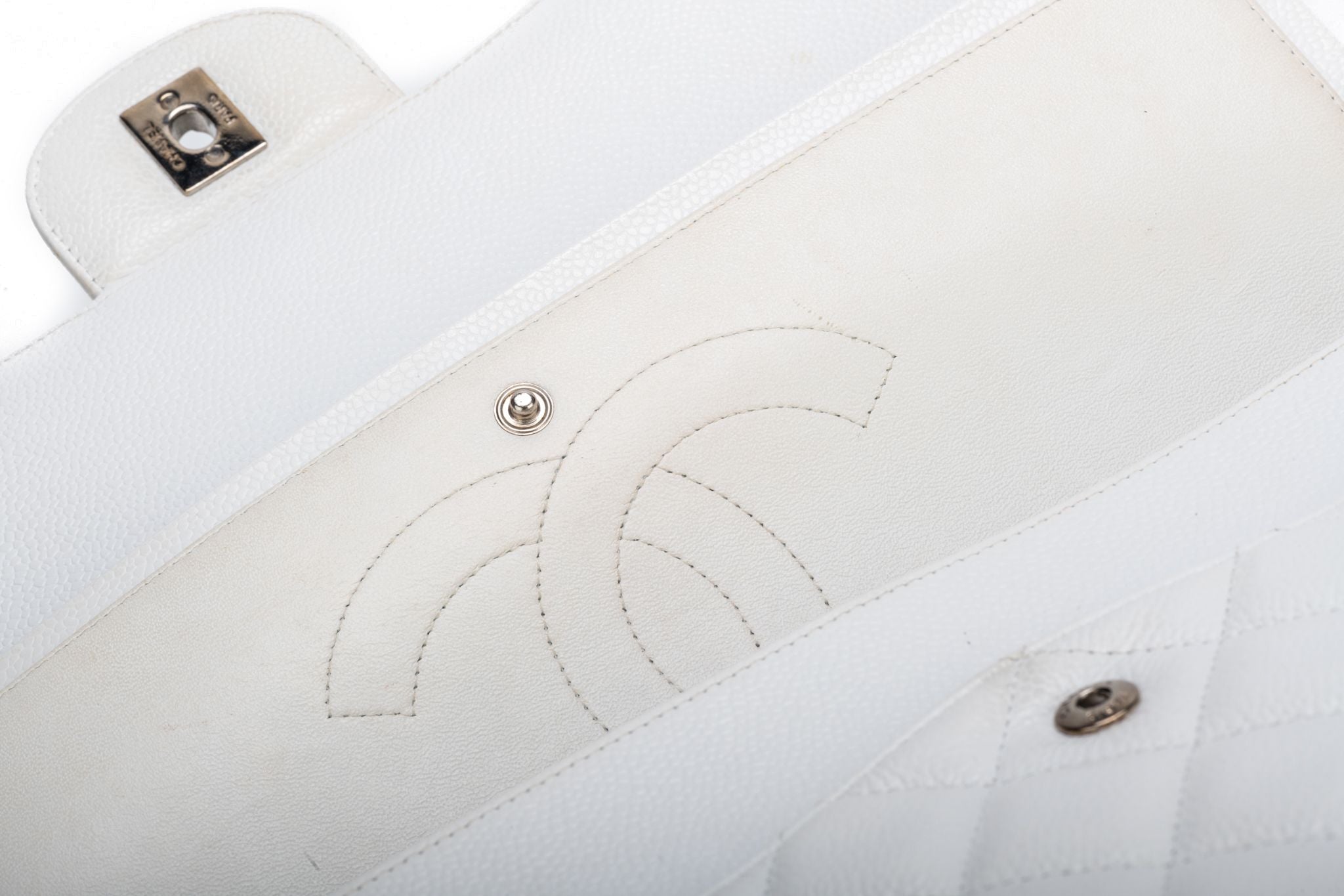 Timeless Chanel Handbags White Leather ref.796947 - Joli Closet