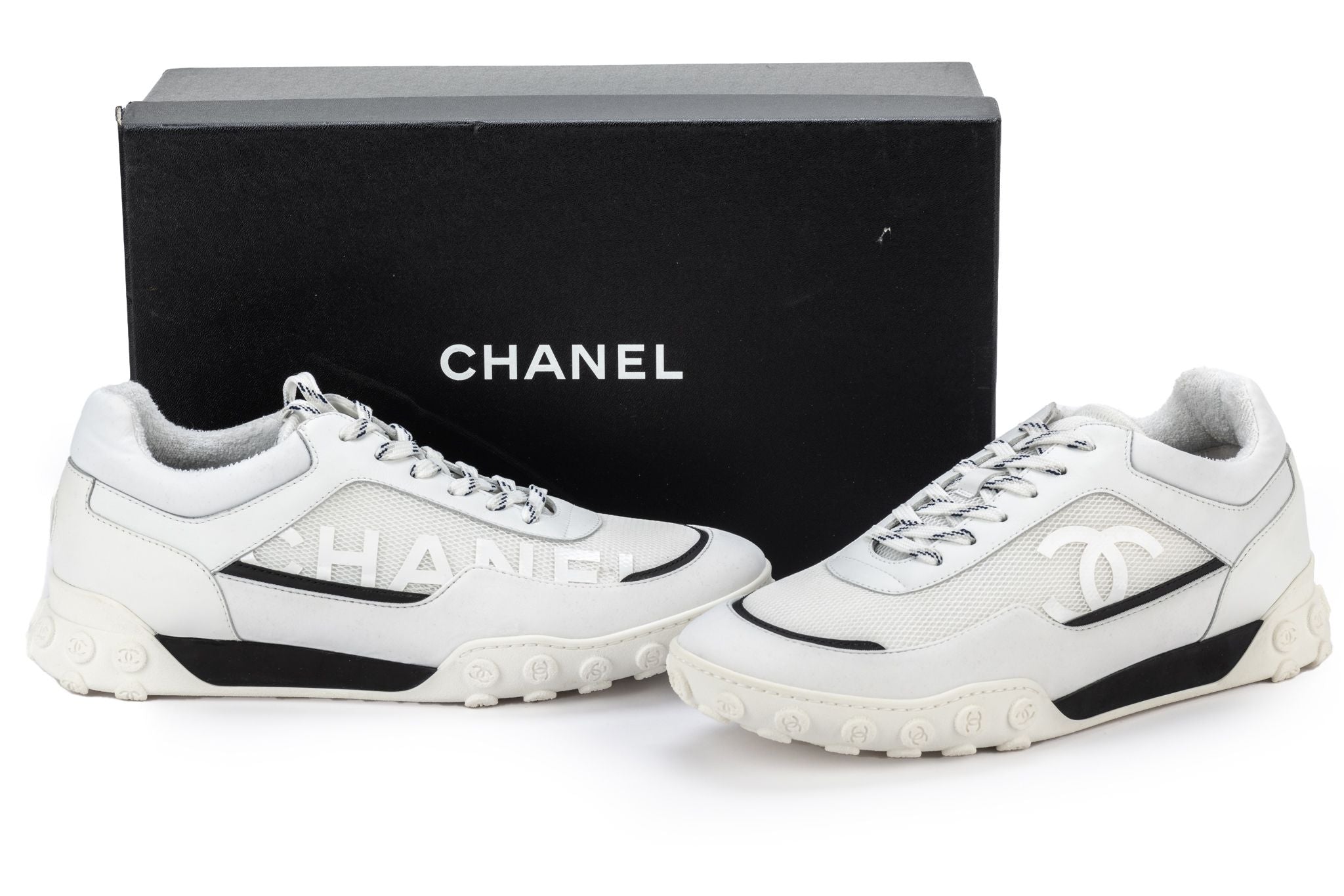 💰$139 Chanel CC Logo Runner Trainers