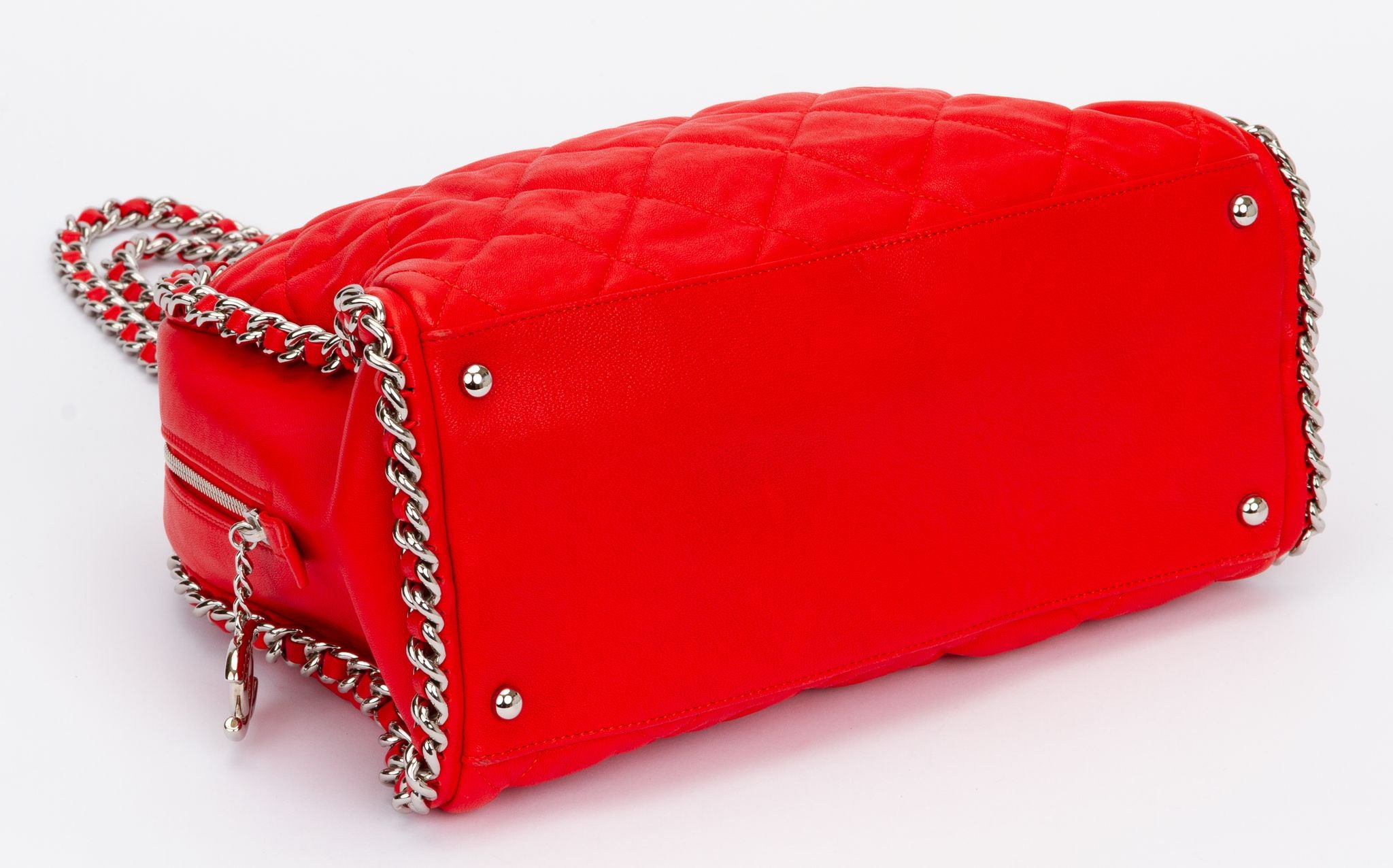 Red chanel shoulder bag clearance