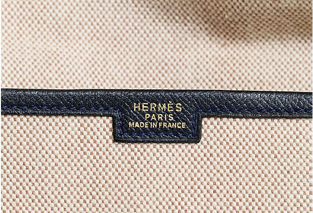 Lot - HERMÈS 1976 Pochette JIGE Toile H et veau Epsom gold Dimensions :  27,5 x 19,5 cm JIGE clutch H canvas and gold E - Catalog# 689064 Hermès  Vintage Online